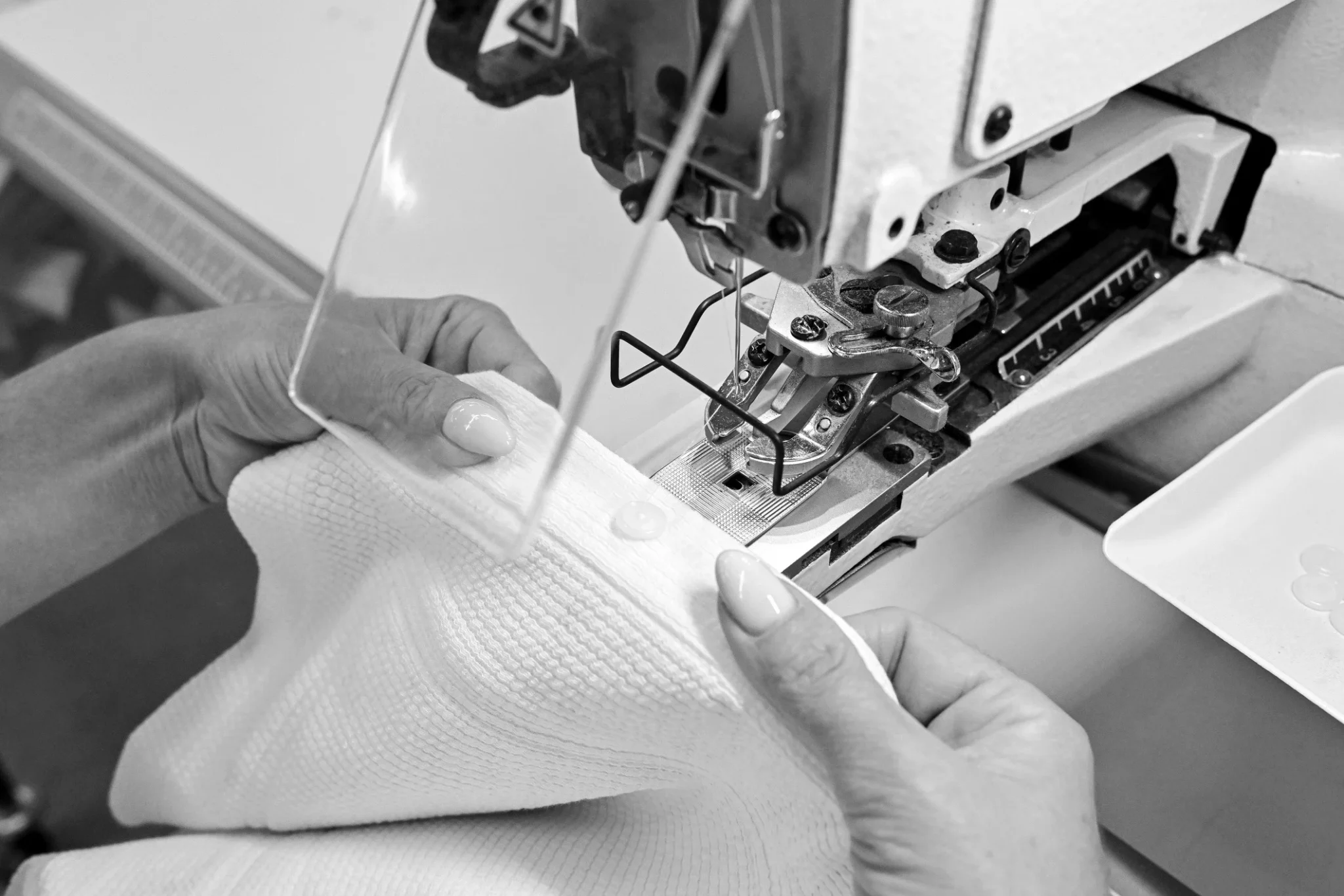 Dziewiarnia Mrowiec oferuje elastyczną produkcję bez sztywnych minimalnych zamówień, wspierając zarówno duże marki, jak i butikowych projektantów w tworzeniu krótkich serii i długofalowych relacji.
