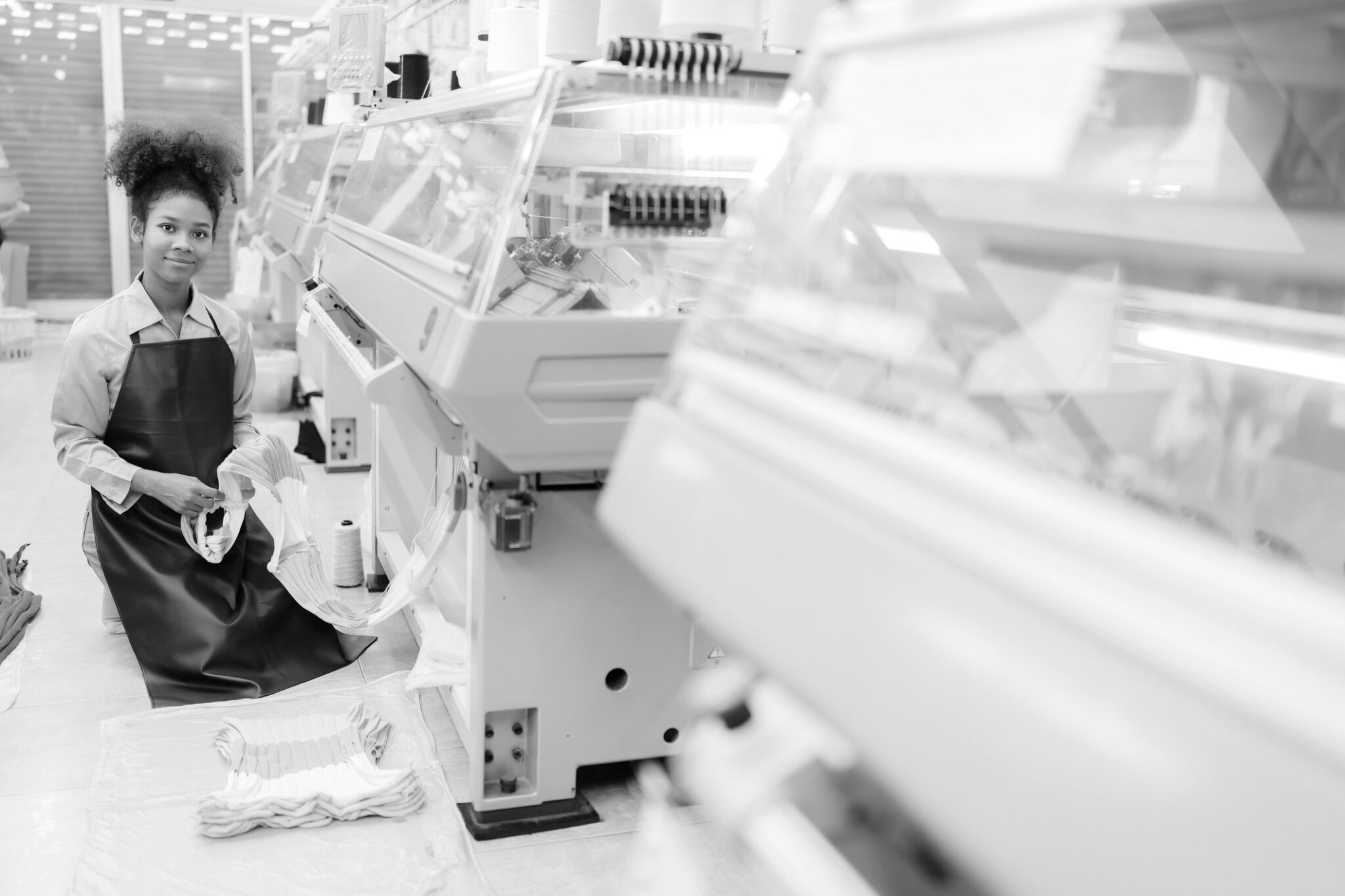 Dziewiarnia Mrowiec realizuje cały proces produkcji lokalnie, bez outsourcingu, zapewniając pełną kontrolę jakości, przejrzystość i szybki kontakt na każdym etapie współpracy.