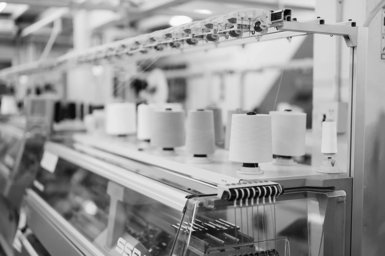 Dziewiarnia Mrowiec specjalizuje się w relokacji maszyn dziewiarskich (SHIMA SEIKI, PROTTI), szwalniczych, stanowisk produkcyjnych i częściowych linii technologicznych, zapewniając kompleksową obsługę techniczną.