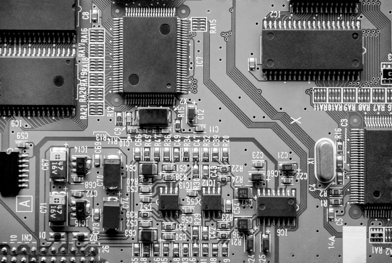 Dziewiarnia Mrowiec oferuje serwis elektroniki i układów sterujących, naprawiając m.in. płyty główne, panele HMI, sterowniki PLC oraz modernizując starsze systemy dla firm z różnych branż przemysłowych.